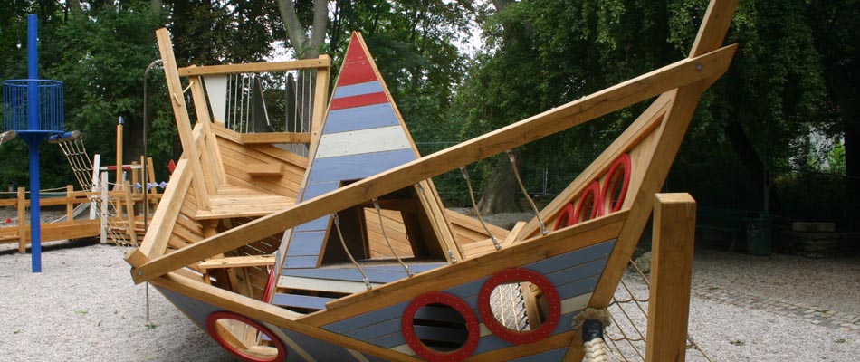 Holzschiff auf einem Spielplatz